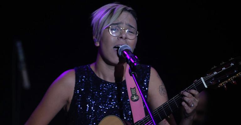 Maria Gadú curte férias com a mulher em Madri