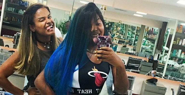 Ludmilla muda o visual e aparece com o cabelo azul