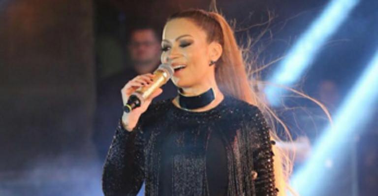Solange Almeida cai no palco e imobiliza o joelho: “Dor intensa”