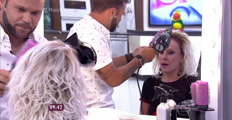 Marcos, da dupla com Belutti, faz escova ao vivo no cabelo de Ana Maria Braga