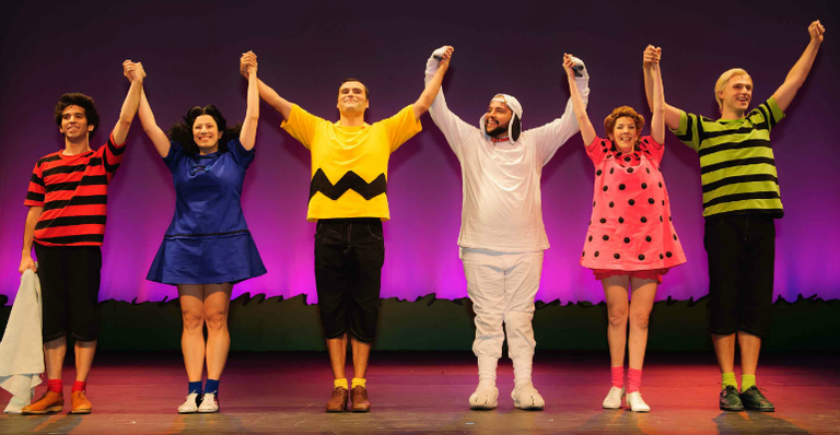 Famosos prestigiam o novo espetáculo de Tiago Abravanel no teatro