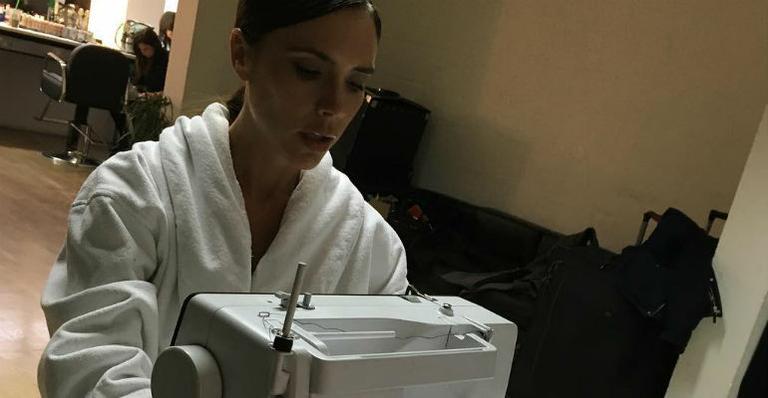 Na máquina de costura, Victoria Beckham dá o start para sua nova coleção