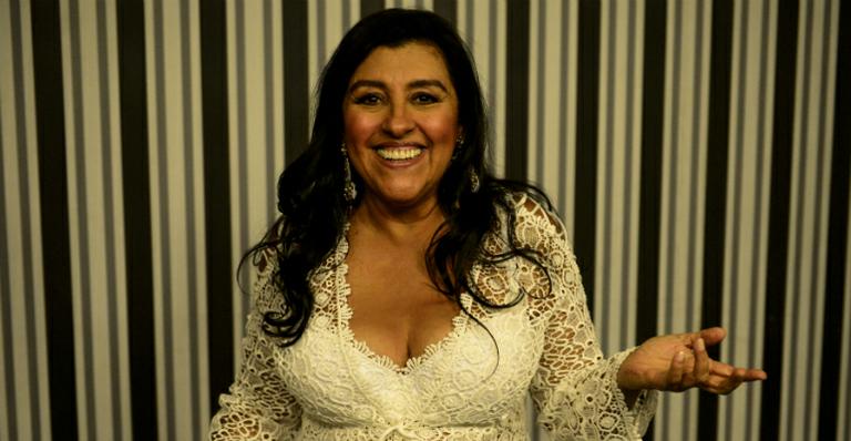 Regina Casé surge magérrima em foto antiga com amigo