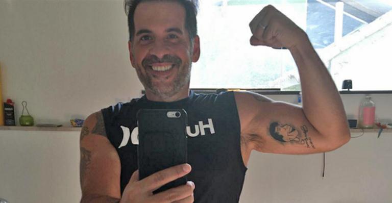 Leandro Hassum exibe seus braços musculosos nas redes sociais