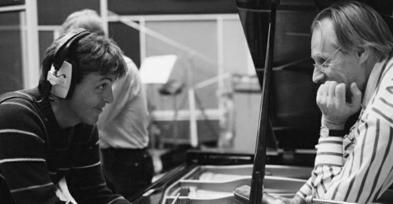 Paul McCartney lamenta morte de produtor George Martin: “Mereceu o título de quinto Beatle”