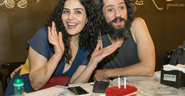 Ao lado do marido, Letícia Sabatella comemora seus 44 anos