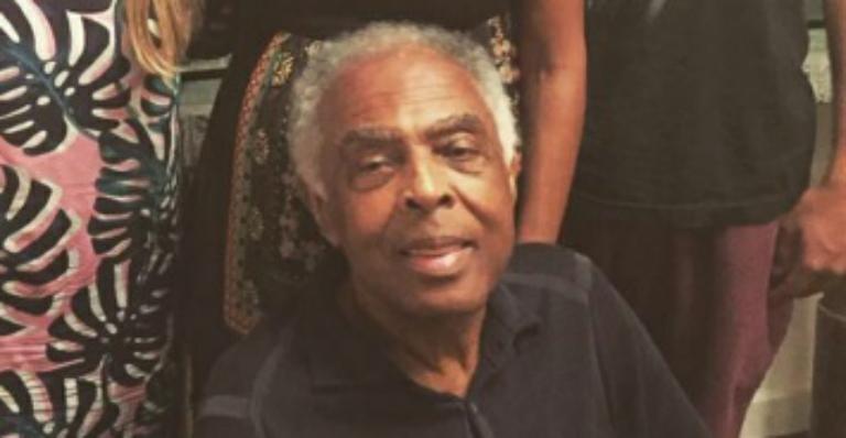 Gilberto Gil posa com a família reunida em Salvador após internação