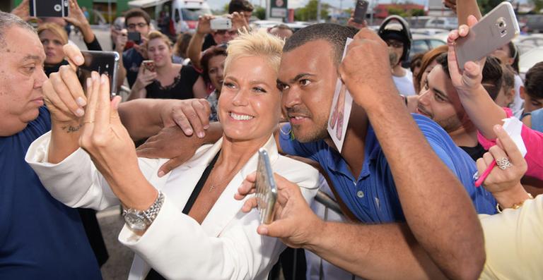 Xuxa Meneghel recebe o carinho dos fãs em Santa Bárbara D’Oeste