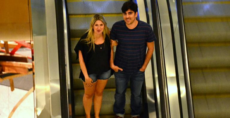 Dani Calabresa e Marcelo Adnet curtem noite em shopping no Rio