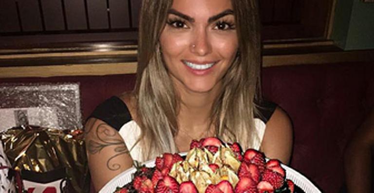 Kelly Key ganha festa surpresa com bolo fit