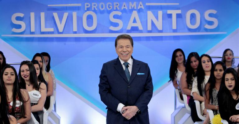 Silvio Santos posa ao lado de estátua de Barack Obama em museu de cera