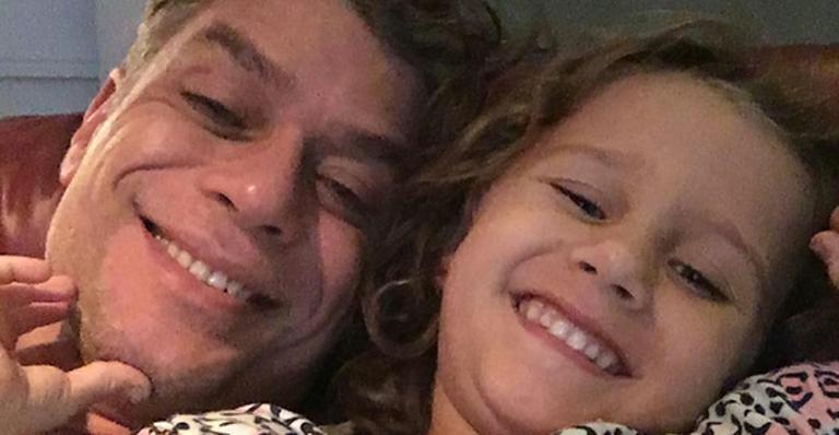 Após cirurgia, Fabio Assunção ganha o carinho da filha: “Sorriso franco”
