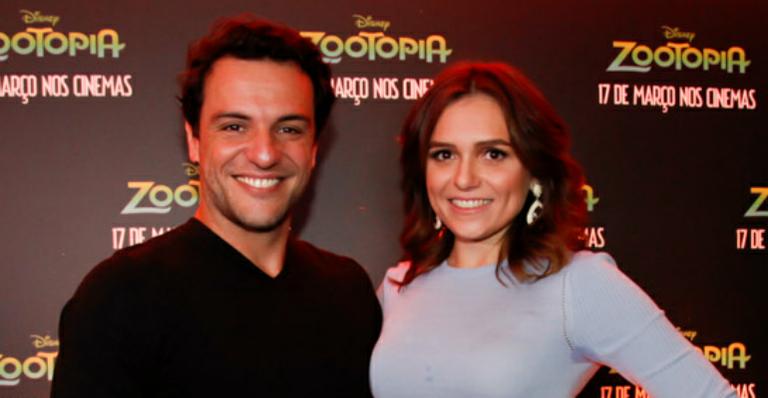 Rodrigo Lombardi e Monica Iozzi marcam presença em pré-estreia de filme