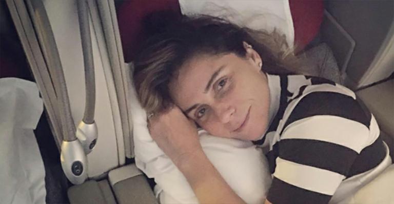 De cara lavada, Giovanna Antonelli viaja para Madri após ‘A Regra do Jogo’