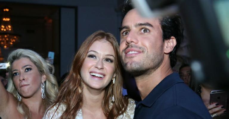 Marina Ruy Barbosa e Xandinho Negrão posam ‘agarradinhos’ na piscina