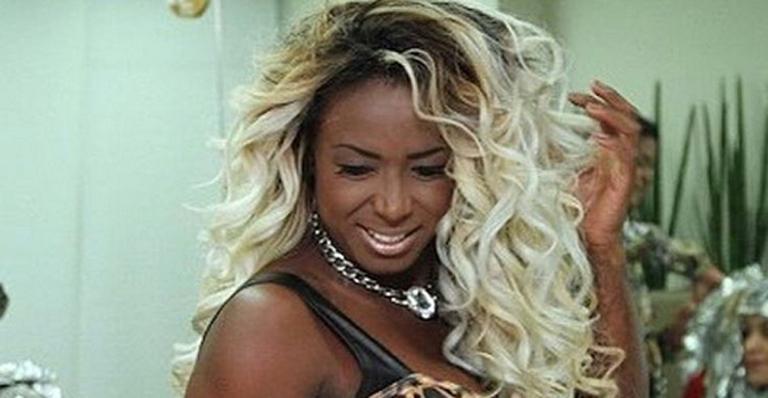 Platinada! Adélia muda o visual e fica ainda mais loira