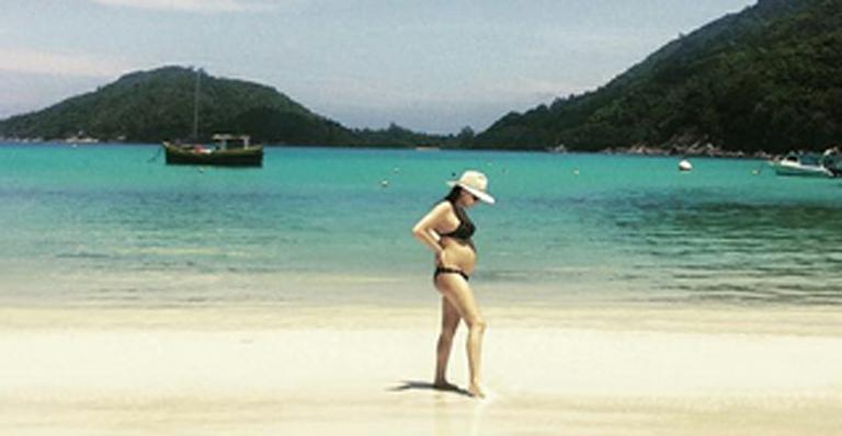 Tainá Müller posa de biquíni e exibe o barrigão em praia na África