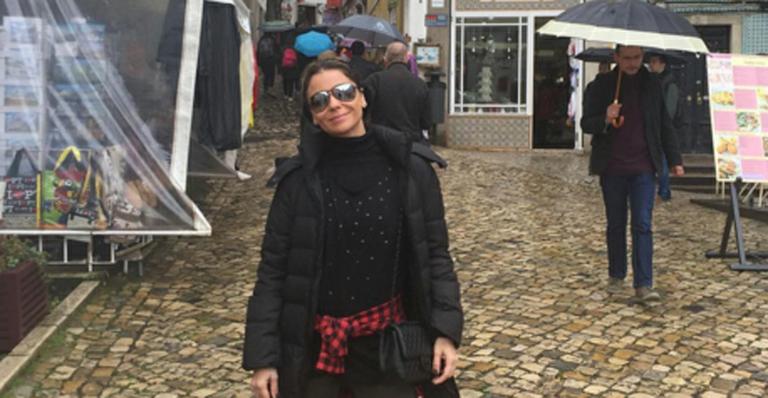 Giovanna Antonelli passeia na chuva em Portugal