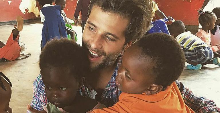 Bruno Gagliasso aparece brincando com crianças no Malaui, na África