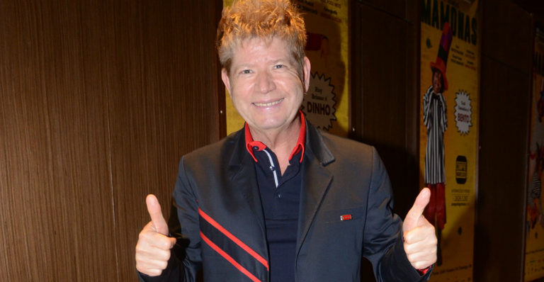 Roberto Leal prestigia pré-estreia do espetáculo ‘O Musical Mamonas’
