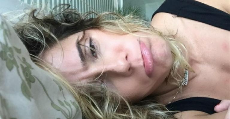 Deborah Secco surge abatida na cama e avisa: “Dodói”