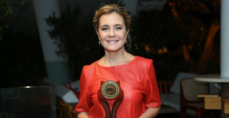 Adriana Esteves recebe o Troféu AIB de Melhor Atriz
