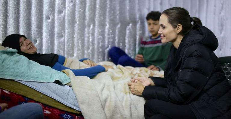 Angelina Jolie visita refugiados no Líbano em ação da ONU