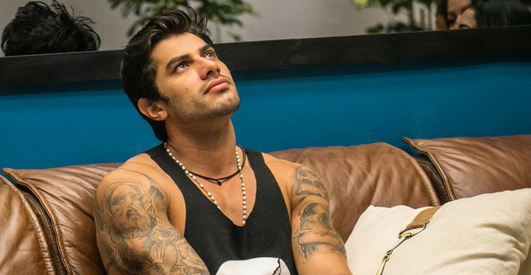 Ex-BBB Renan reencontra Juliana e Adélia, enquanto Ana Paula comemora sua eliminação