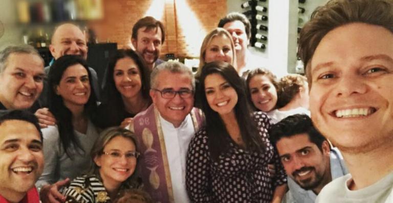 Thaís Fersoza exibe a barriguinha ao lado de padre e familiares