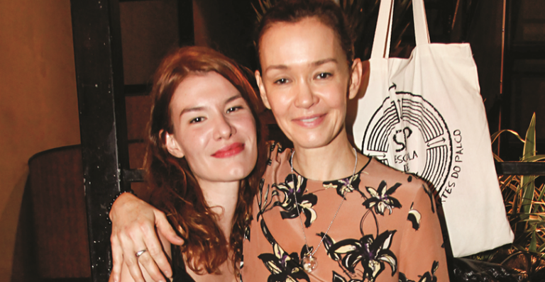 Luiza prestigia a mãe, Julia Lemmertz, nos palcos