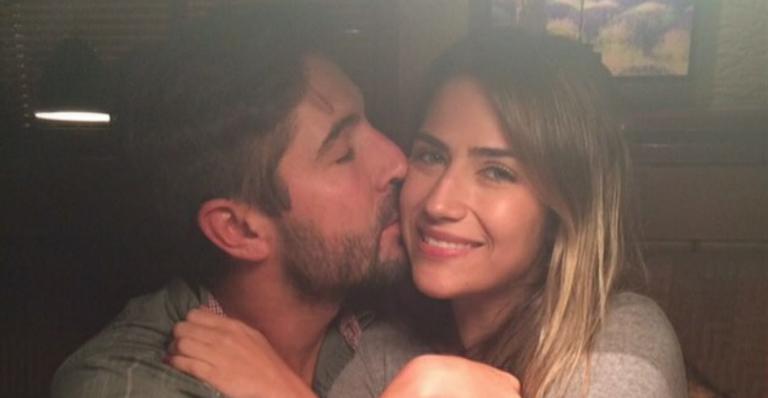 Sandro Pedroso mostra foto do filho lambuzado de bolo