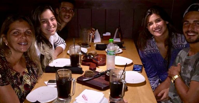 Em família! Mãe de Brenno Leone mostra foto em jantar com Giulia Costa