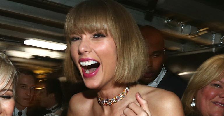 Vídeo: Taylor Swift volta de férias e é recebida pelo seu cachorro