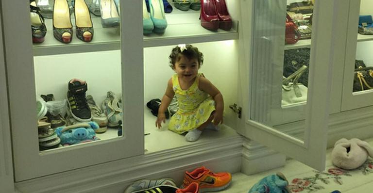 Daniela Albuquerque mostra a filha em closet e fãs se impressionam: “Parece uma loja”