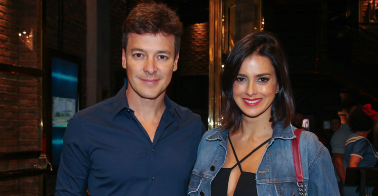 Rodrigo Faro leva a amada, Vera Viel, e sua família para espetáculo em SP