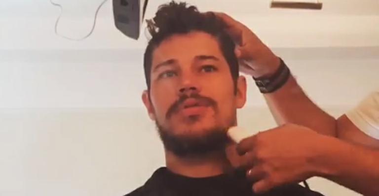 José Loreto muda o visual para novela: “Em transformação”