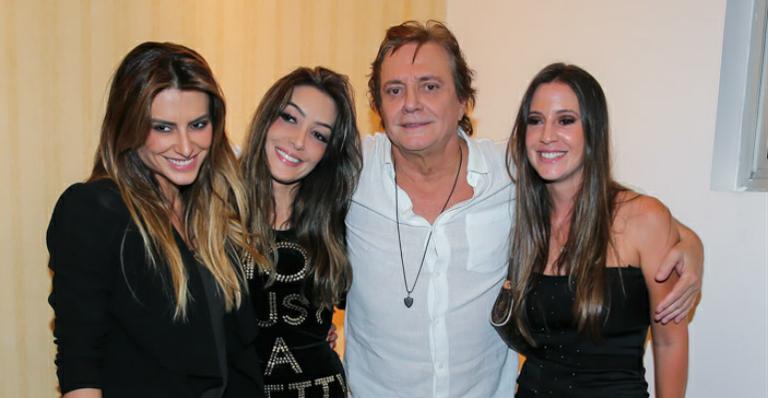 Fábio Jr. recebe as filhas Cleo Pires, Tainá e Krízia Galvão em show