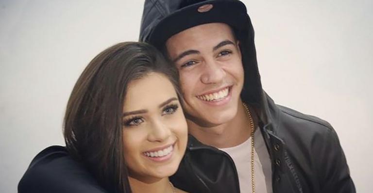 Biel assume namoro em sua festa de 20 anos e casal troca juras de amor na web