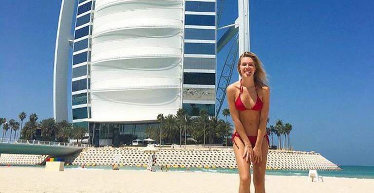 Tá podendo! Fiorella Mattheis aparece só de biquíni em Dubai