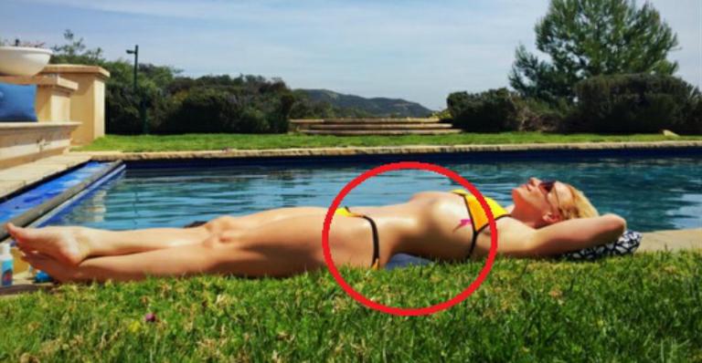 Britney Spears exibe barriguinha impressionante na web e fãs reclamam de excesso de Photoshop