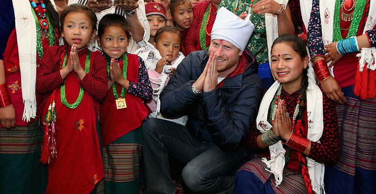 Príncipe Harry chega ao Nepal para visita em solidariedade ao país