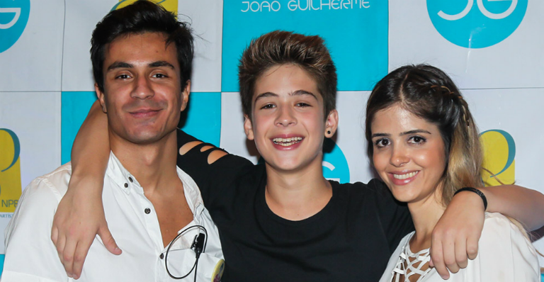 Em rara aparição, João Guilherme Ávila posa ao lado da mãe e do tio Pe Lu