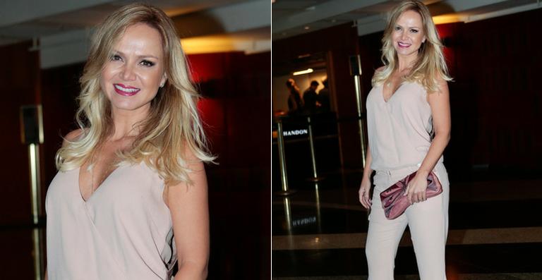 Eliana investe em look monocromático para noite no teatro