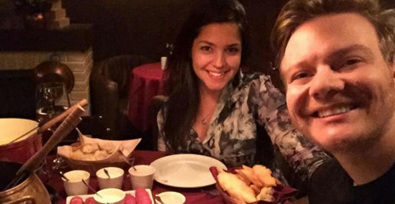 Com desejo de grávida, Thais Fersoza sai para jantar com Michel Teló