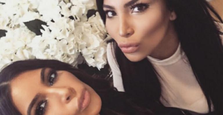 Kim Kardashian posa com sósia e fãs perguntam: “Quem é quem?”