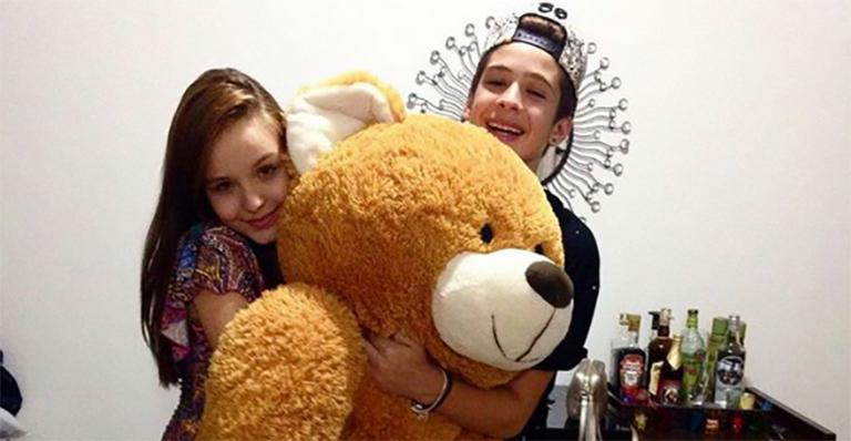Larissa Manoela e João Guilherme Ávila aparecem em foto com urso de pelúcia gigante