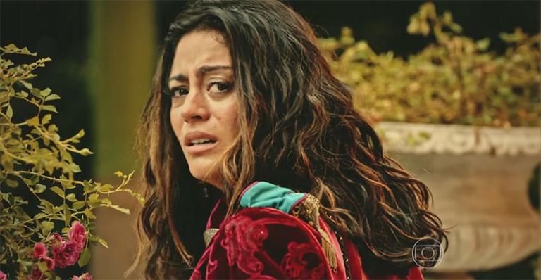 Carol Castro conta como reagiu ao ver nudez em novela: ‘Tampei o olho’