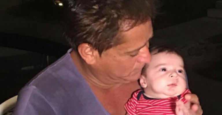 Em primeiro encontro, Leonardo se derrete pelo pequeno Noah: “Vovô”