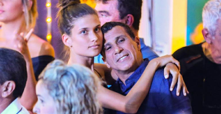 Eri Johnson se casa no civil com Alice Souto