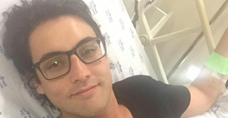Bruno De Luca posta selfie no hospital: “Cuidando do pé”